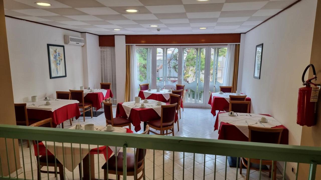 Hotel Regina Lignano Sabbiadoro Exterior photo